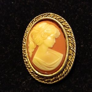 PERI Cameo Pin Brooch Pendant All intact Gold Tone Vintage Right Facing